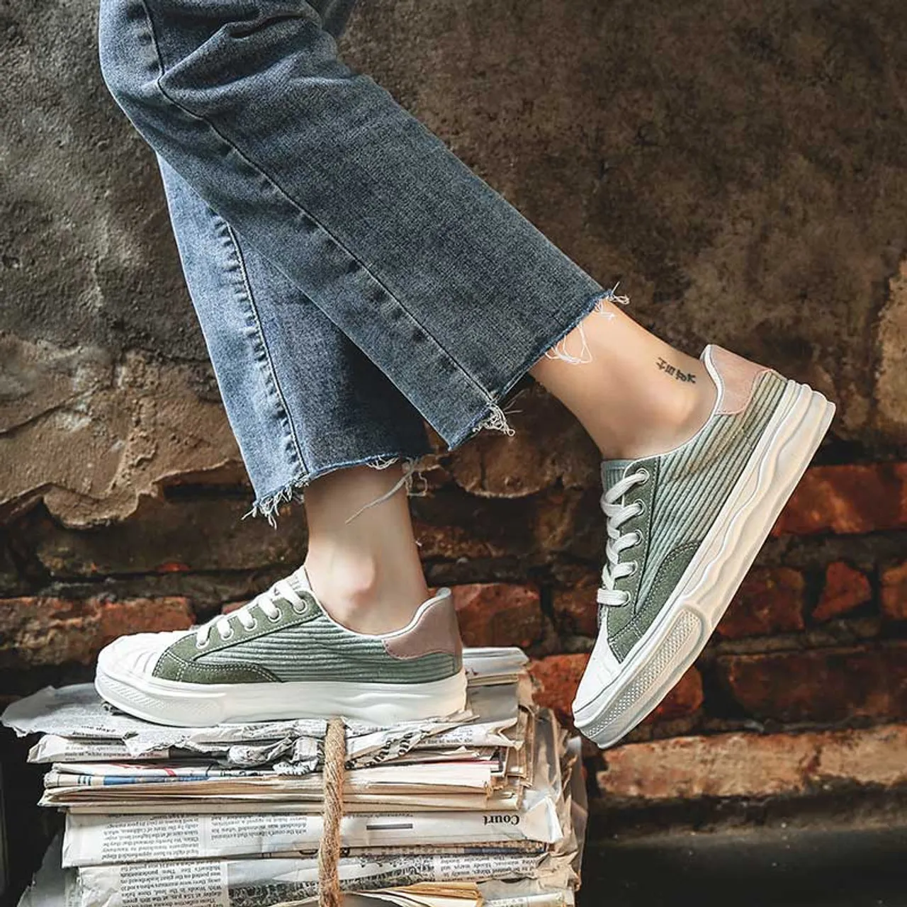 Green canvas texture stripe lace up shoe sneaker