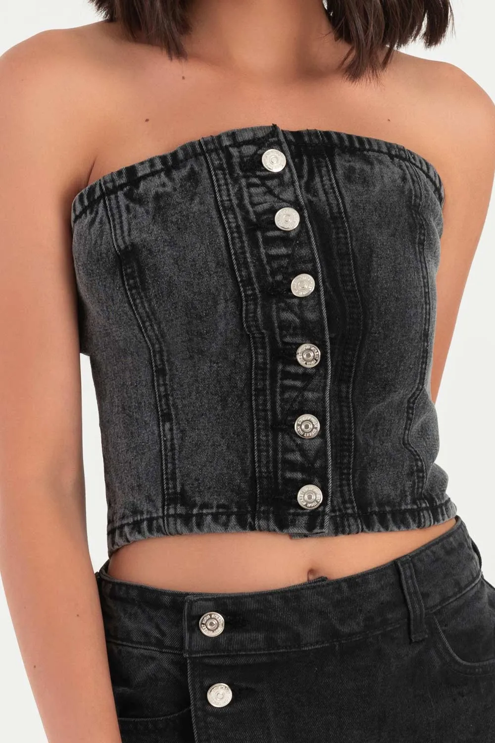 Top tubo de denim con botones contraste