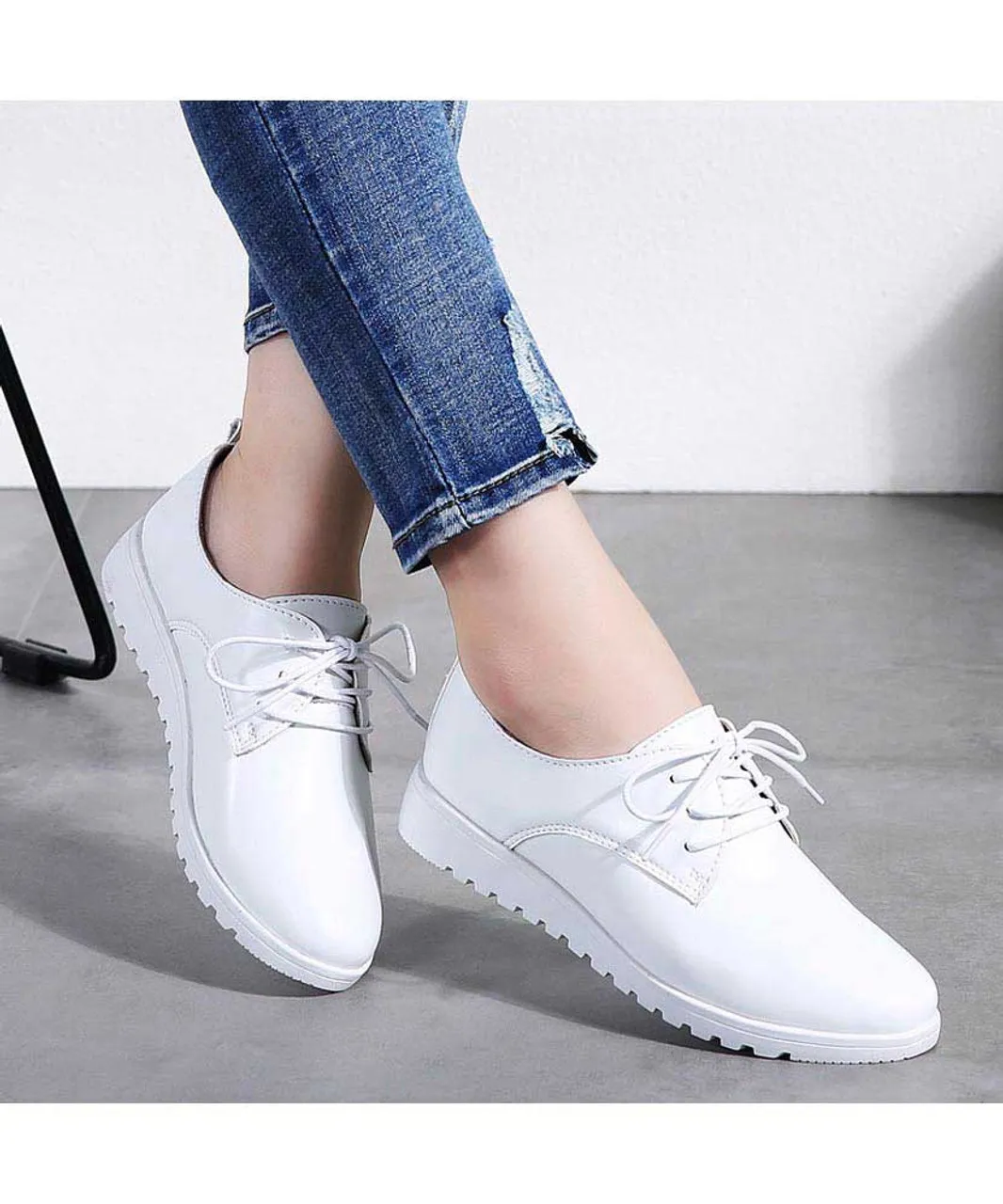 White plain casual lace up shoe sneaker