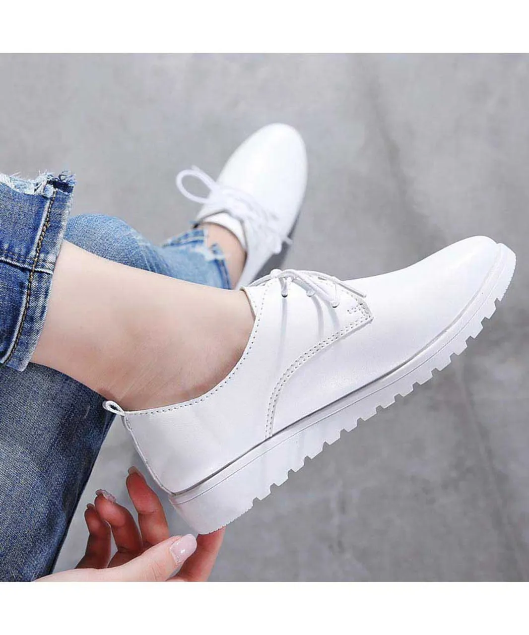 White plain casual lace up shoe sneaker